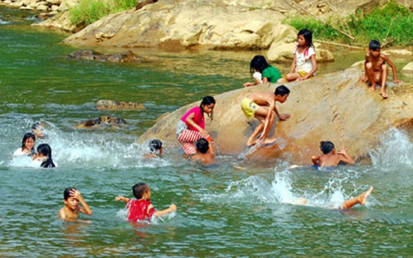 Tắm sông suối
