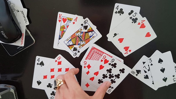 Đánh bài cởi quần áo là gì