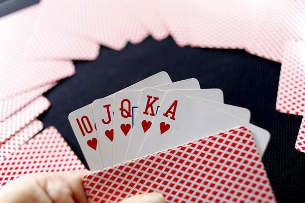 Đánh bài cởi quần áo là gì