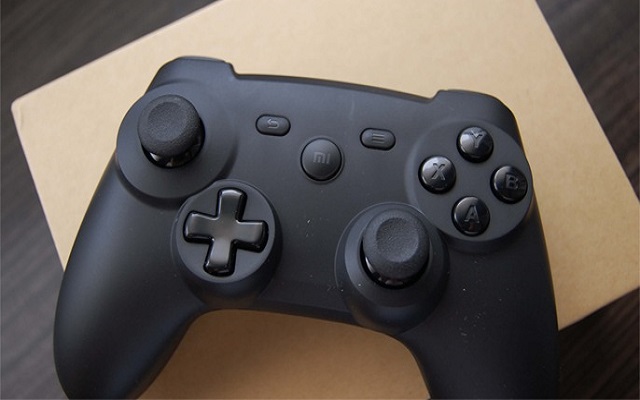 Tay cầm chơi game là thiết bị được nhiều game thủ yêu thích Tay cầm chơi game là thiết bị được nhiều game thủ yêu thích